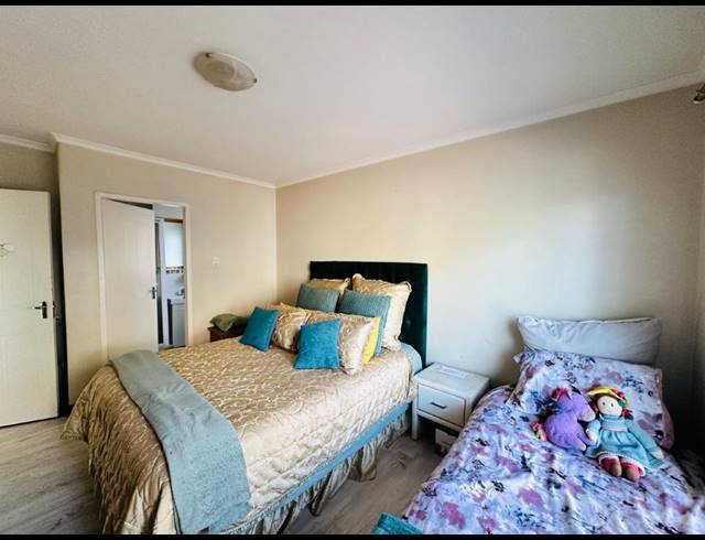 2 BEDROOM TOWNHOUSE FOR SALE IN CASTLEVIEW